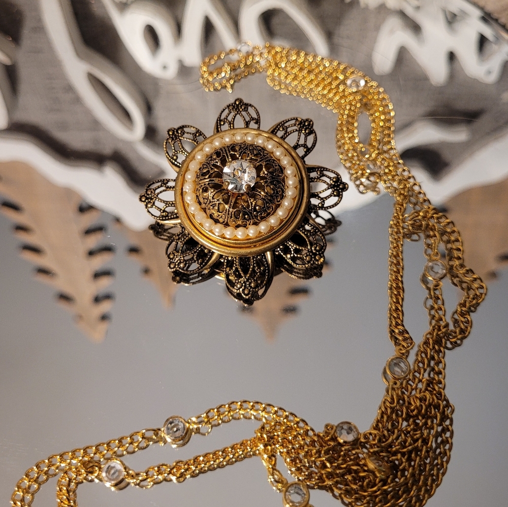 Vintage brass/gold brooch